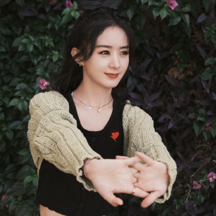 “如果说，时光的藤蔓攀爬着光阴的故事，那一天一定是千回百转的一枝。”