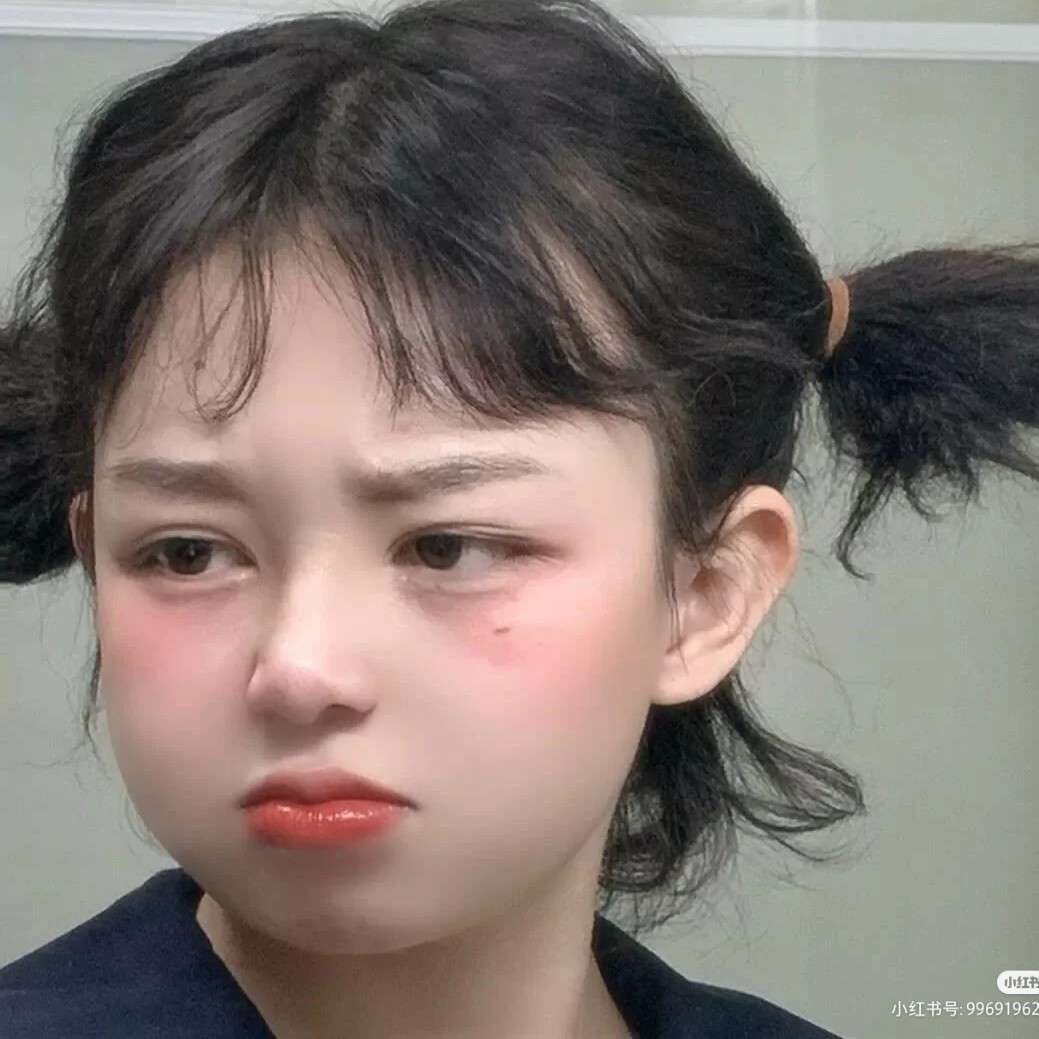 短发女孩