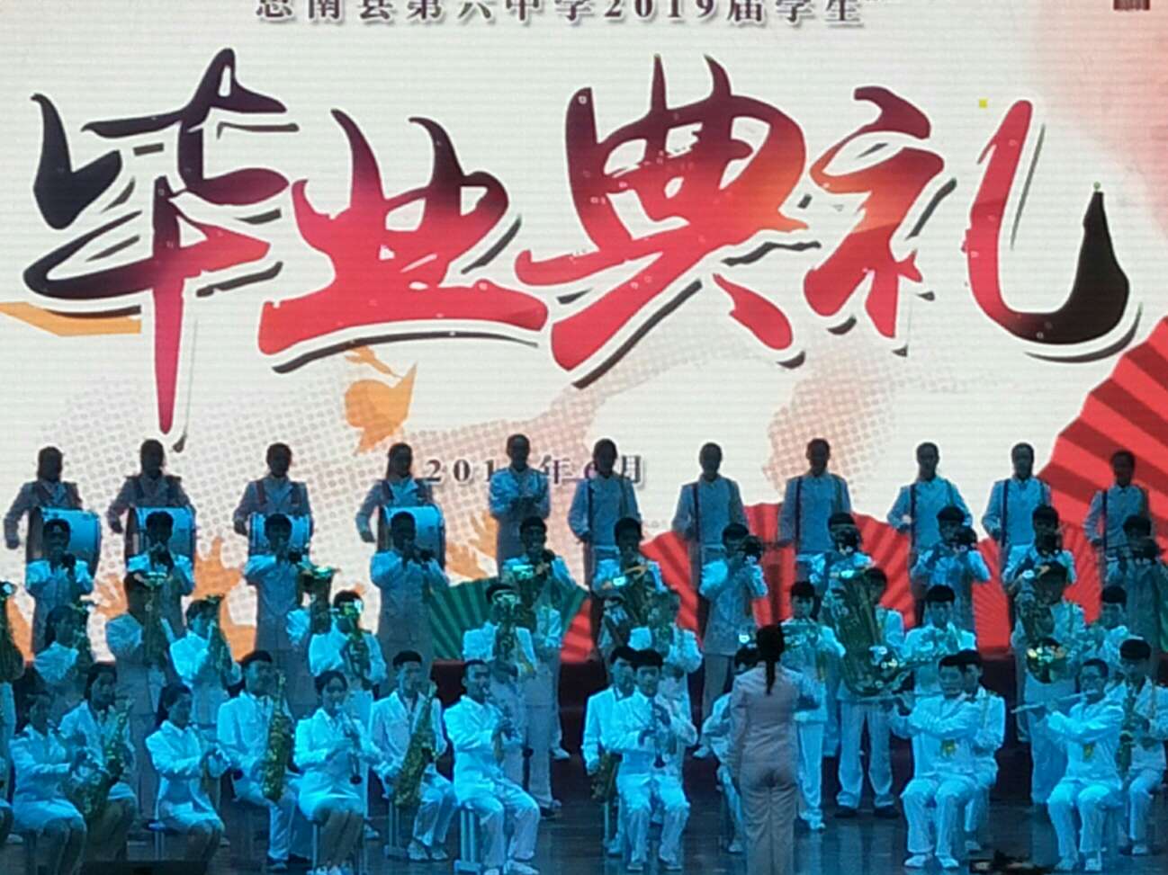 喜欢的人和喜欢的大学总得上一个吧