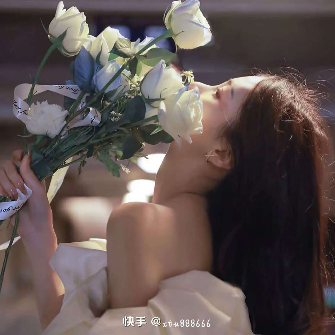 我将玫瑰藏于身后