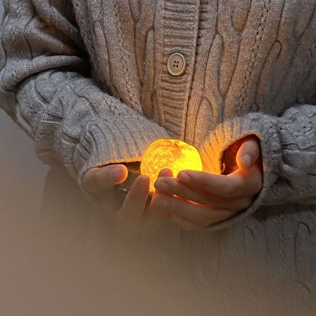 ，